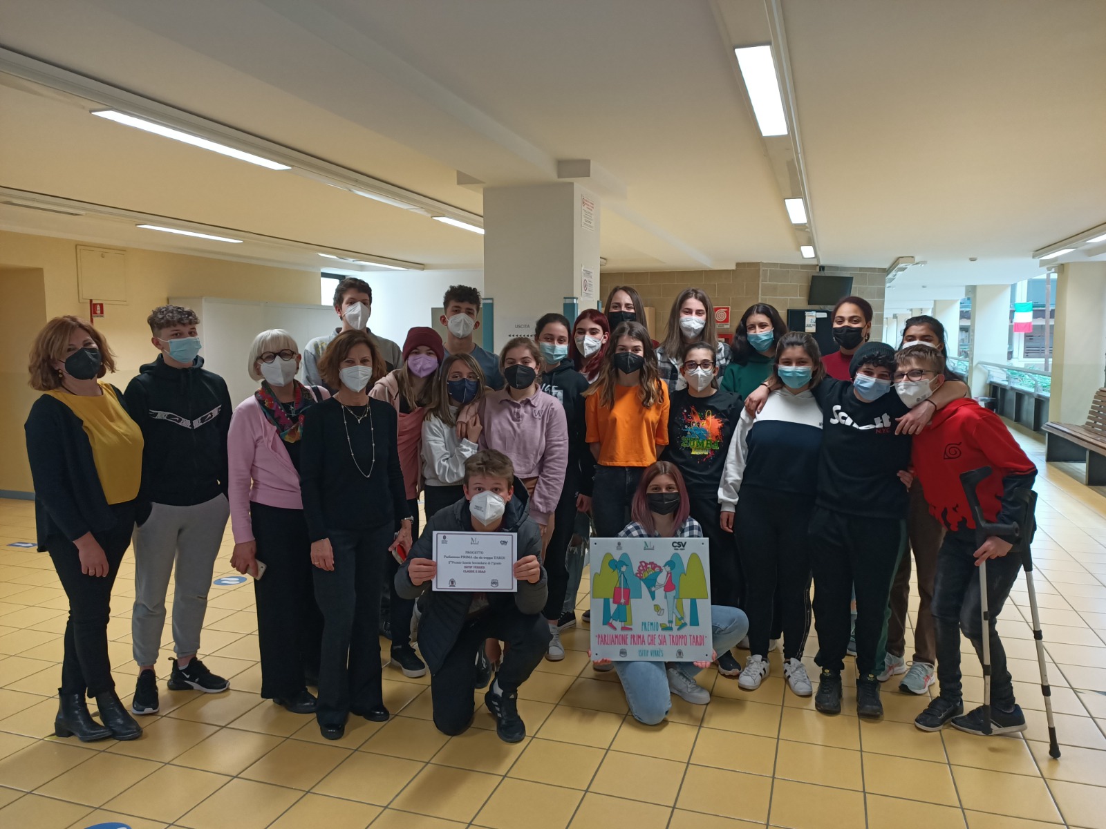 foto di classe con il premio